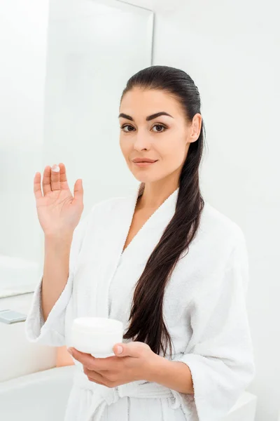 Femme Avec Une Peau Parfaite Montrant Crème Visage Sur Les — Photo gratuite