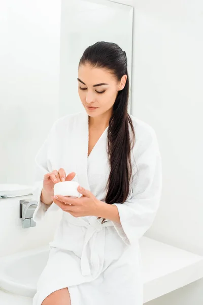 Mulher Bonita Com Pele Perfeita Segurando Creme Facial — Fotografia de Stock