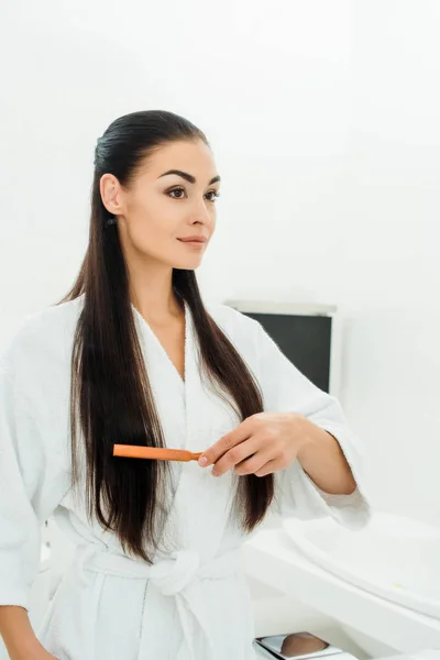 Güzel Kadın Banyoda Saç Fırçası Ile Uzun Saç Tarama — Stok fotoğraf