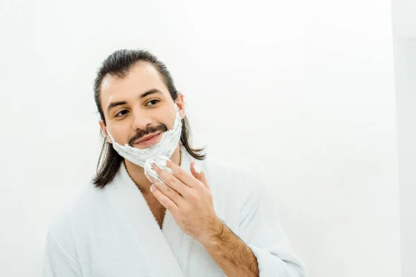 Homem Adulto Aplicando Espuma Barbear Banheiro — Fotografia de Stock