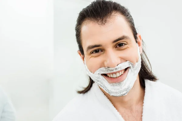 Hombre Con Espuma Afeitar Barba Sonriendo Baño — Foto de Stock