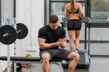 El tezgah, spor salonunda koşu bandı üzerinde çalışan sporcumuz dokunmadan sporcu