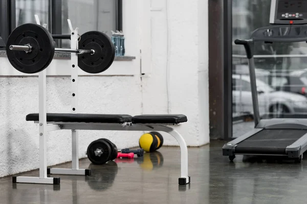 Treadmill Barbel Dan Bobot Gym Modern — Foto Stok Gratis