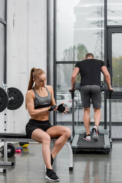 Sportler Trainiert Auf Laufband Muskulöse Sportlerin Trägt Handschuhe Für Das — Stockfoto