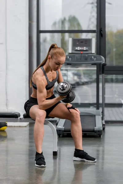 Atractiva Deportista Muscular Entrenamiento Con Mancuerna Gimnasio — Foto de stock gratis