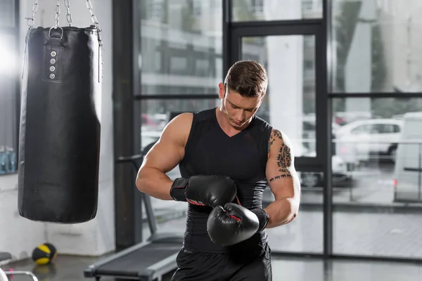 Stilig Muskulös Boxare Med Boxning Handskar Gymmet — Stockfoto