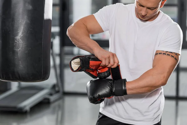 Guapo Boxeador Tatuado Usando Guantes Boxeo Gimnasio — Foto de Stock