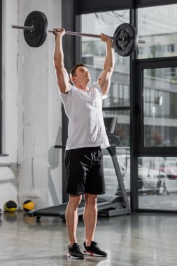 sportif atletik vücut geliştirmeci halter salonunda ile eğitim