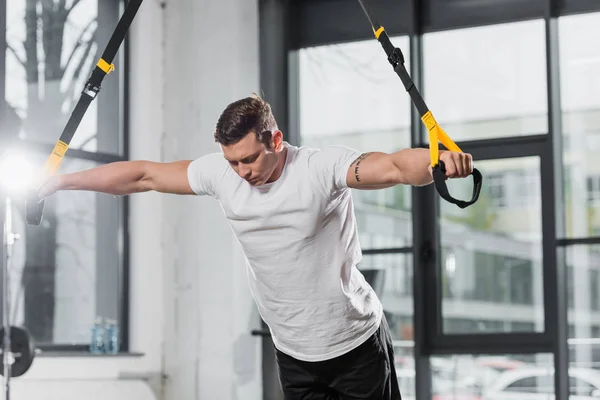 Handsome Athletic Bodybuilder Working Out Suspension Straps Gym — Free Stock Photo