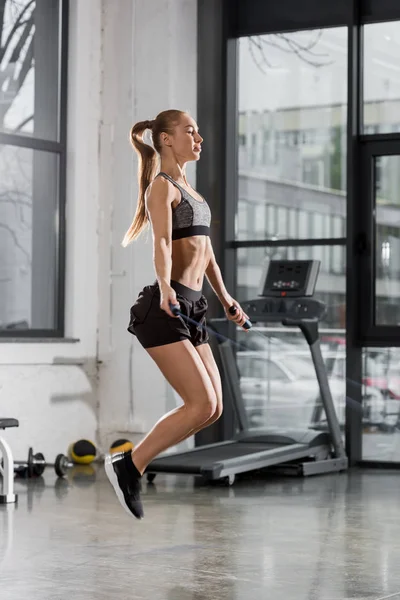 Side View Attractive Athletic Bodybuilder Training Jumping Rope Gym — Stock Photo, Image