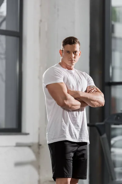 Handsome Athletic Bodybuilder Står Med Korsade Armar Och Tittar Kameran — Stockfoto