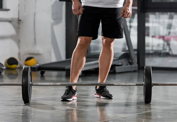 Imagem Cortada Fisiculturista Atlético Perto Barbell Ginásio — Fotografia de Stock