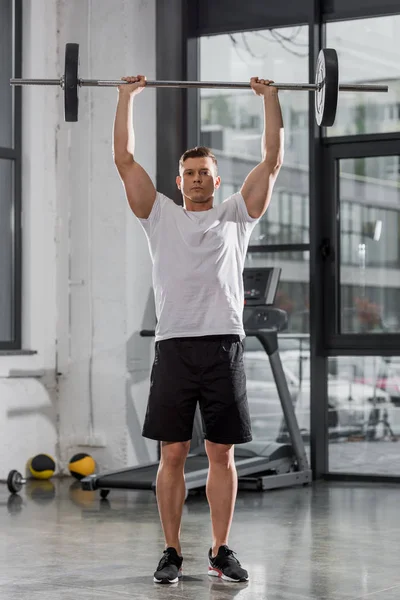 Handsome Athletic Bodybuilder Lyfta Skivstång Gymmet — Gratis stockfoto