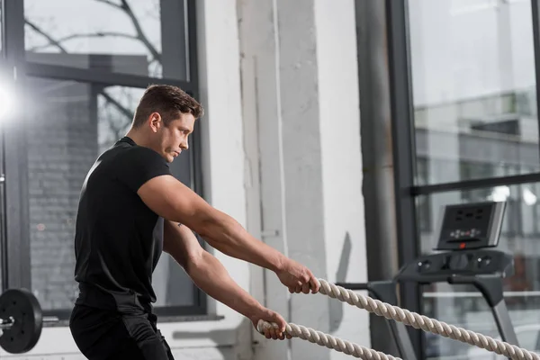 Side View Handsome Muscular Bodybuilder Working Out Ropes Gym — Free Stock Photo