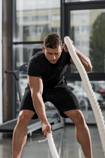 Apuesto Culturista Deportivo Haciendo Ejercicio Con Cuerdas Gimnasio — Foto de Stock