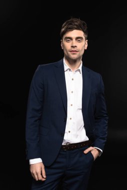 yakışıklı genç iş adamı şık takım elbise siyah izole kamera bakıyor