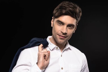 yakın çekim yakışıklı genç iş adamı beyaz gömlek siyah izole kamera bakarak portresi