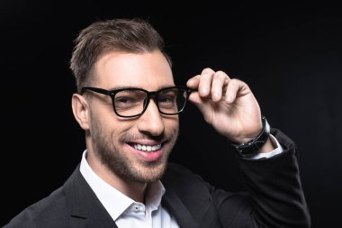 yakın çekim yakışıklı genç iş adamı gözlük siyah izole kamera bakarak portresi