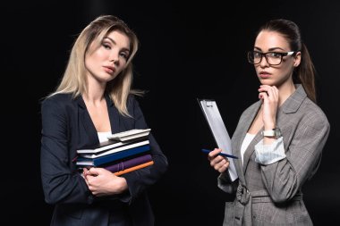 kendine güvenen genç iş kadınları siyah izole