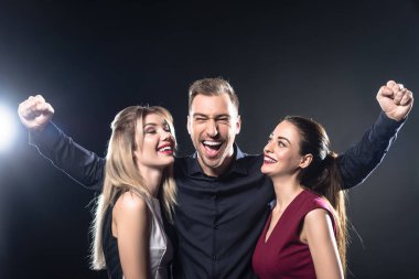 mutlu kutluyor adam ve kadın kameraya siyah arıyor