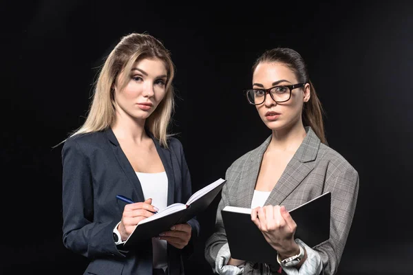 Selbstbewusste Junge Geschäftsfrauen Isoliert Auf Schwarz — Stockfoto