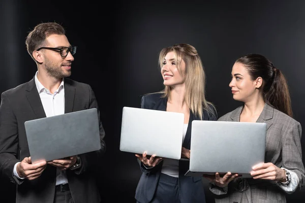 Grupo Empresarios Felices Que Trabajan Con Ordenadores Portátiles Juntos Aislados — Foto de stock gratuita