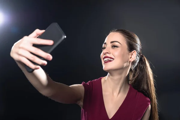 Χαμογελώντας Νεαρή Γυναίκα Λαμβάνοντας Αυτοπορτρέτα Smartphone Μαύρο — Φωτογραφία Αρχείου