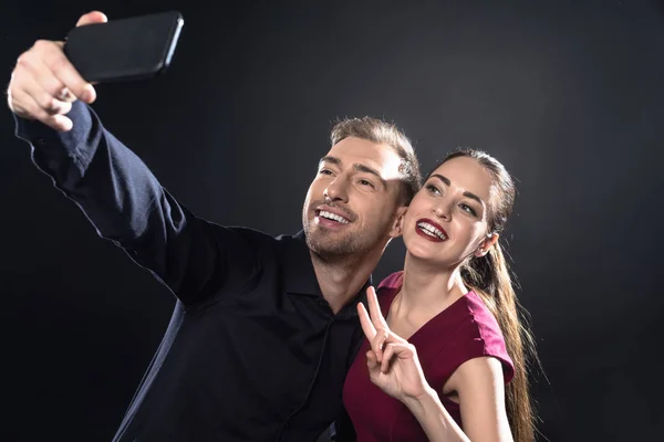 Feliz Joven Pareja Tomando Selfie Con Teléfono Inteligente Aislado Negro — Foto de Stock