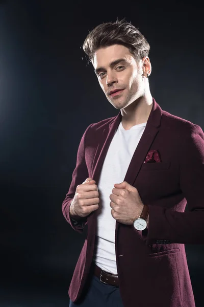 Frumos Tânăr Blazer Elegant Uita Camera Izolat Negru — Fotografie de stoc gratuită