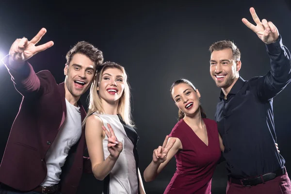 Group Happy Stylish Young Friends Looking Camera Showing Peace Signs — Stock Photo, Image