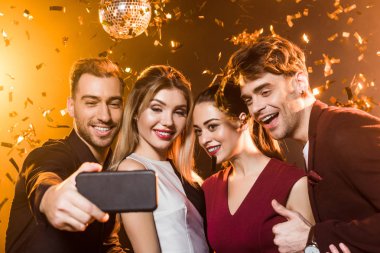 parti sırasında selfie smartphone ile alarak mutlu arkadaş grubu