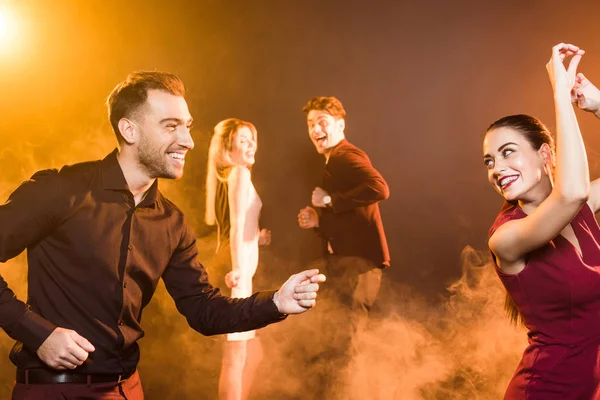 Sorrindo Jovens Casais Dançando Olhando Uns Para Outros Durante Festa — Fotografia de Stock