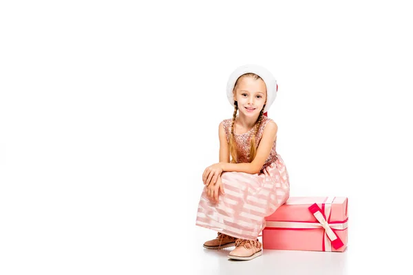 Schattig Kindje Kerstmuts Zittend Doos Van Gift Kijken Camera Geïsoleerd — Stockfoto