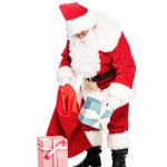 Санта Клаус положить подарки в мешок изолированы на белом