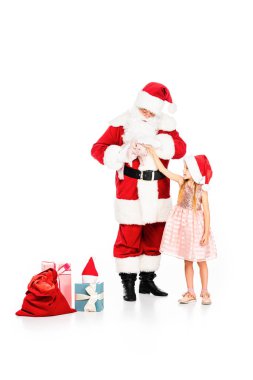 Noel Baba ve üzerinde beyaz izole piggy ve hediye kutuları ile küçük çocuk