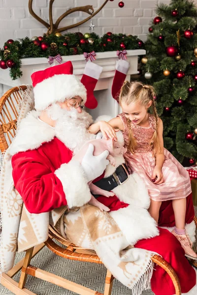 Pohled Vysokého Úhlu Santa Claus Roztomilé Malé Dítě Hraje Roztomilý — Stock fotografie