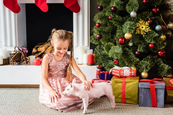Adorável Sorrindo Criança Brincando Com Leitão Natal — Fotografia de Stock