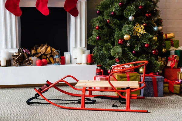 Schlitten Und Weihnachtsbaum Mit Geschenkboxen Kamin — Stockfoto