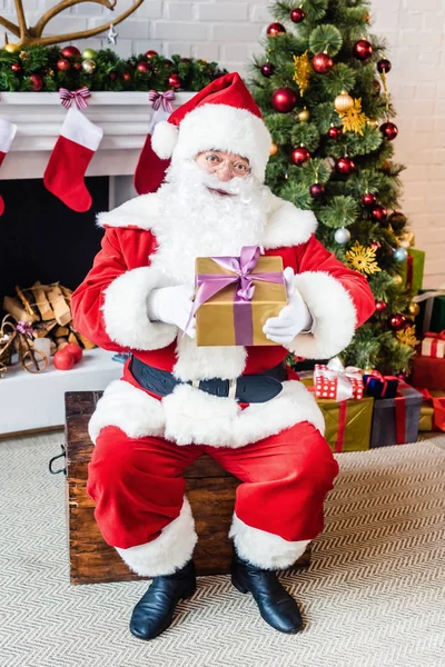 Happy Santa Claus Holding Christmas Present Looking Camera — Stock Photo, Image