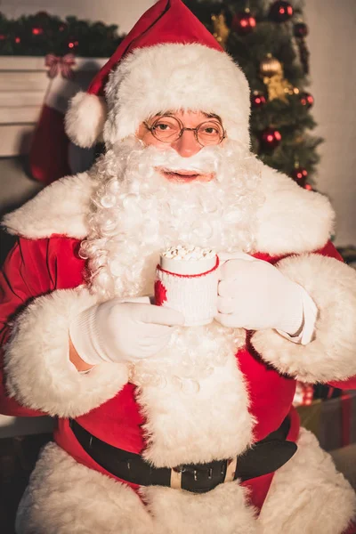 Santa Holding Cup Hot Drink Marshmallows Looking Camera — Free Stock Photo