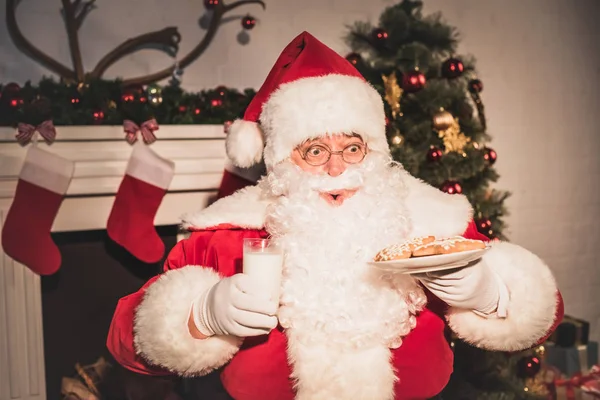 Känslomässiga Santa Hålla Plattan Med Cookies Och Glas Mjölk — Stockfoto