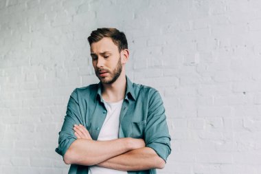 üzgün adam ile çapraz kol ayakta seçici odak 