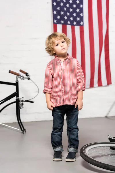 Αξιολάτρευτο Μικρό Αγόρι Που Βλέπουν Φωτογραφική Μηχανή Κοντά Αποσυναρμολογηθεί Ποδηλάτων — Δωρεάν Φωτογραφία
