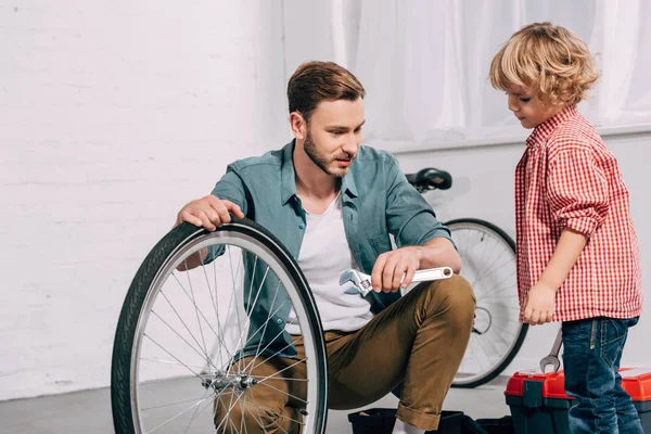 Homme Avec Clé Réglable Assis Près Roue Vélo Parler Petit — Photo