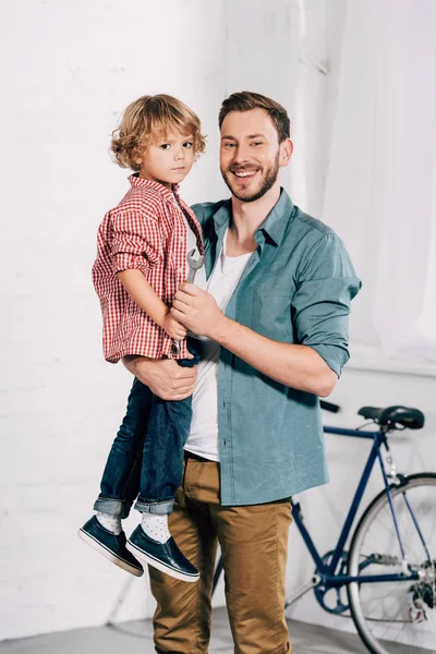 Alegre Hombre Sosteniendo Manos Pequeño Hijo Con Llave Bicicleta Taller — Foto de Stock