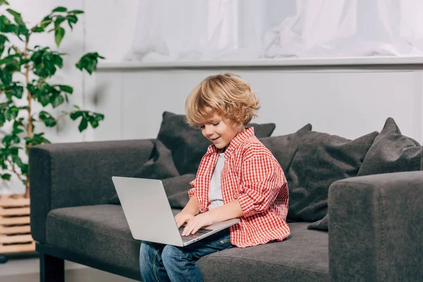 Niño Rizado Feliz Usando Ordenador Portátil Sofá Casa —  Fotos de Stock