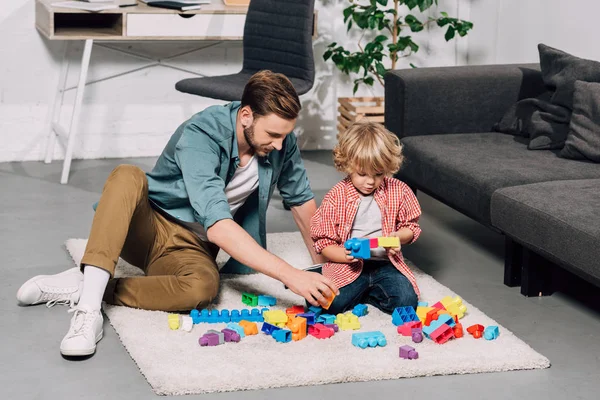 Ребенок Отец Играли Цветными Пластиковыми Блоками Полу Дома — стоковое фото