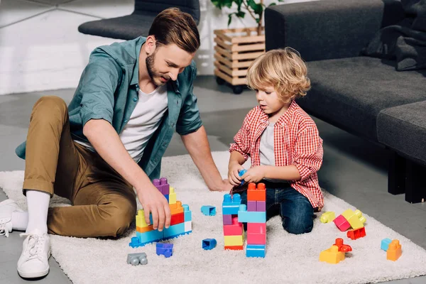 Hombre Con Hijo Pequeño Jugando Con Bloques Plástico Colores Suelo — Foto de Stock