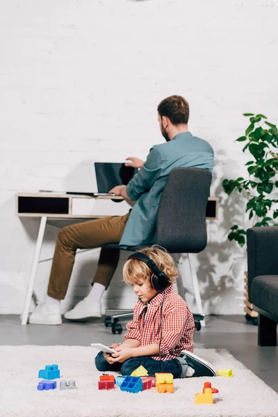 Petit Enfant Dans Les Écouteurs Écouter Musique Avec Smartphone Assis — Photo