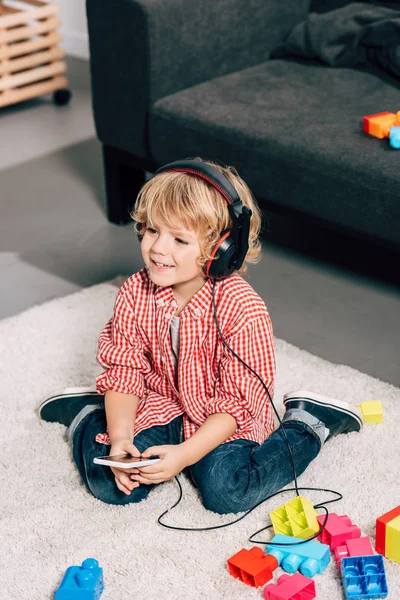 Gülen Çocuk Evde Kulaklık Müzik Dinleme Yüksek Açılı Görünüş — Ücretsiz Stok Fotoğraf
